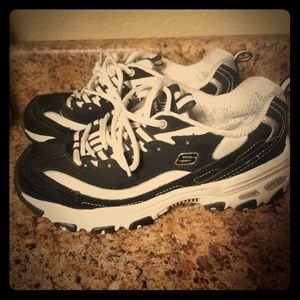 Sketchers tennis shoes